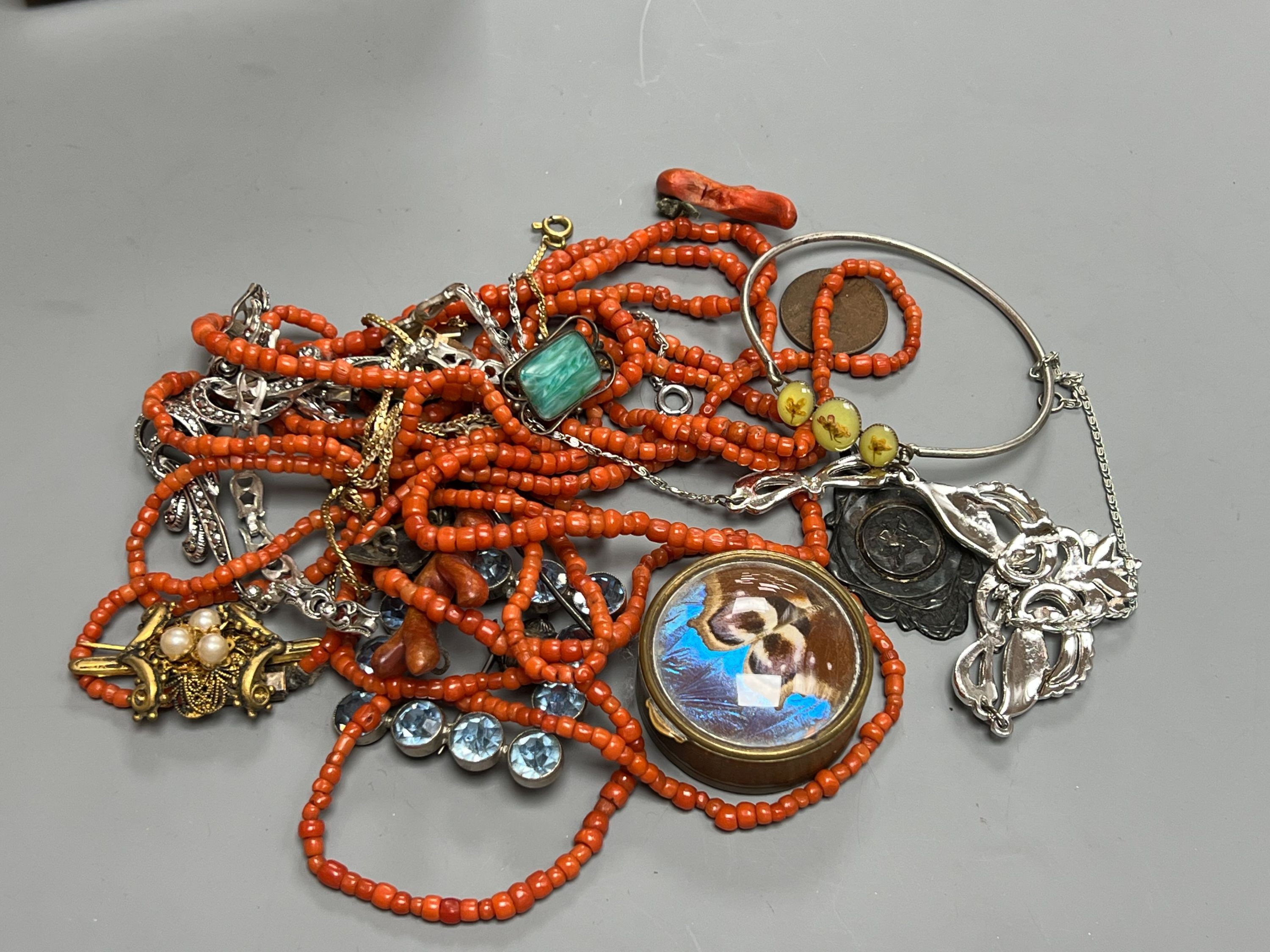 A small group of assorted minor jewellery including a white metal brooch, coral necklace etc. in a small burr walnut box.